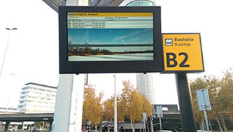 Armario LCD individual en la parada de autobús de Schiphol que muestra el horario del autobús