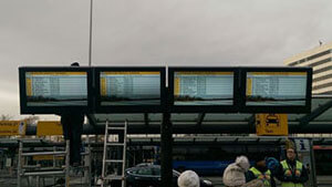 Armarios LCD de Armagard en NEC y el Aeropuerto de Schiphol proporcionando actualizaciones en tiempo real de vuelos y transporte público