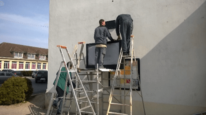 Instalación de señalización digital exterior en La Providence