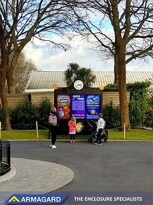 Los visitantes observan la señalización digital para exteriores en Paultons Park